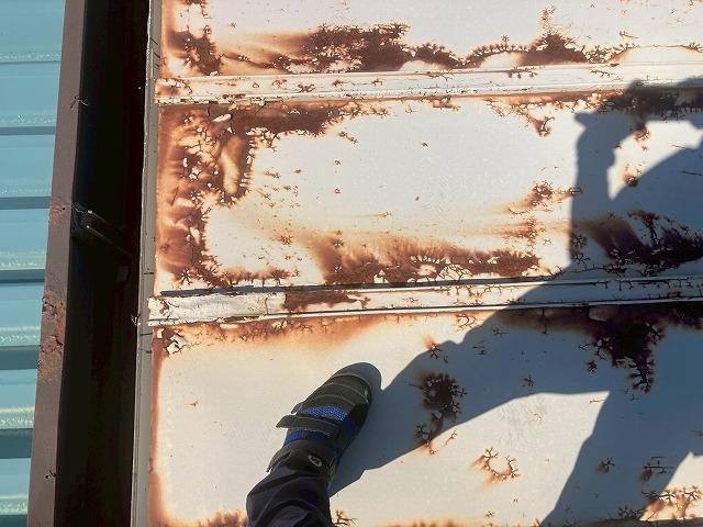 サビがひどいトタン板